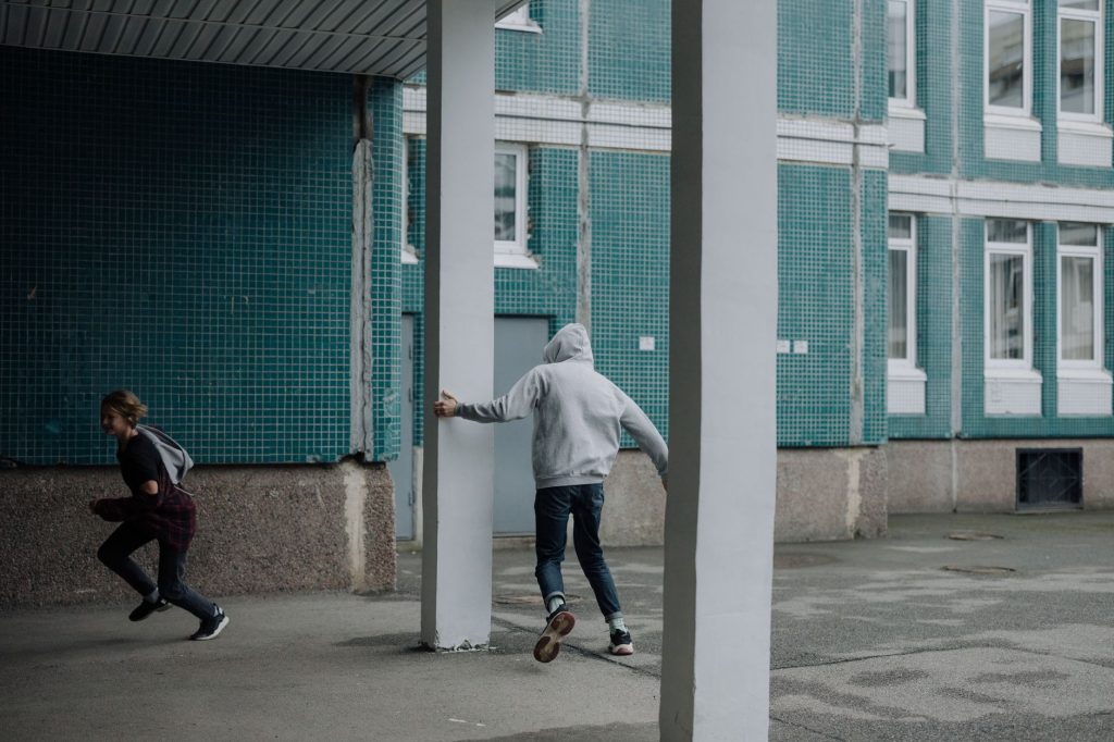 Adolescents qui jouent dehors lors d'une sortie