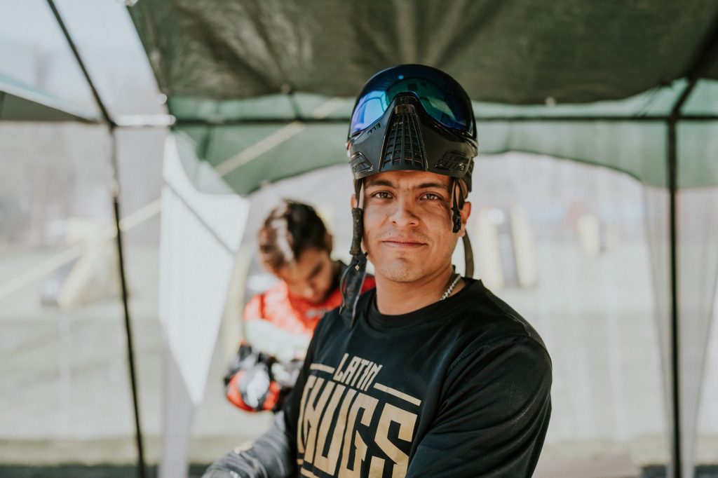 Joueur de paintball équipé, prêt à entrer sur le terrain