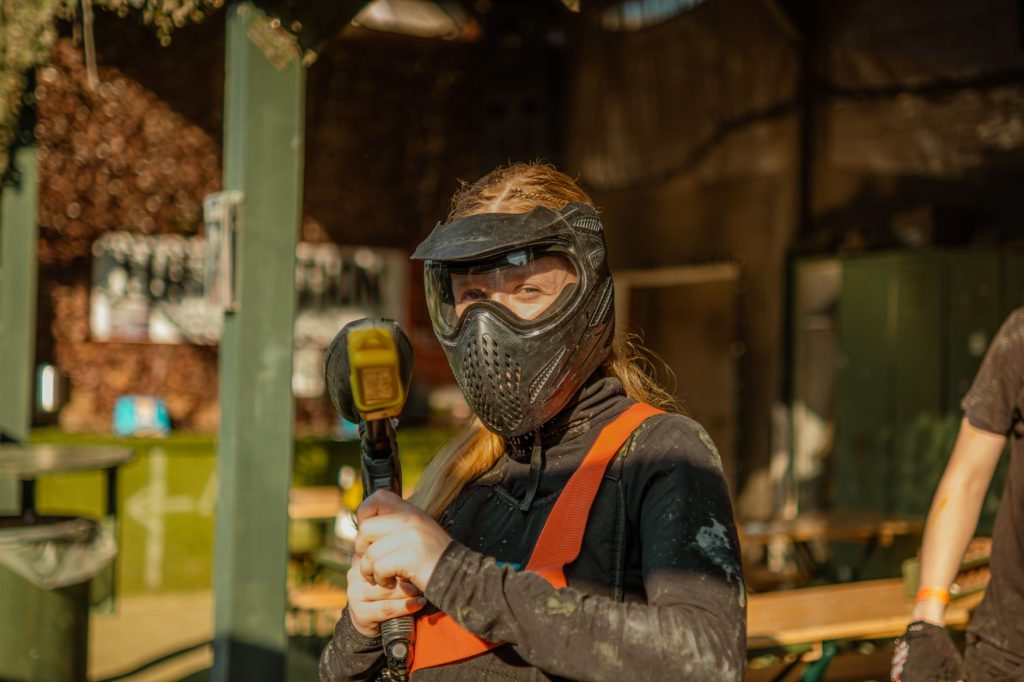 Joueuse équipée d'un masque et d'une protection de paintball