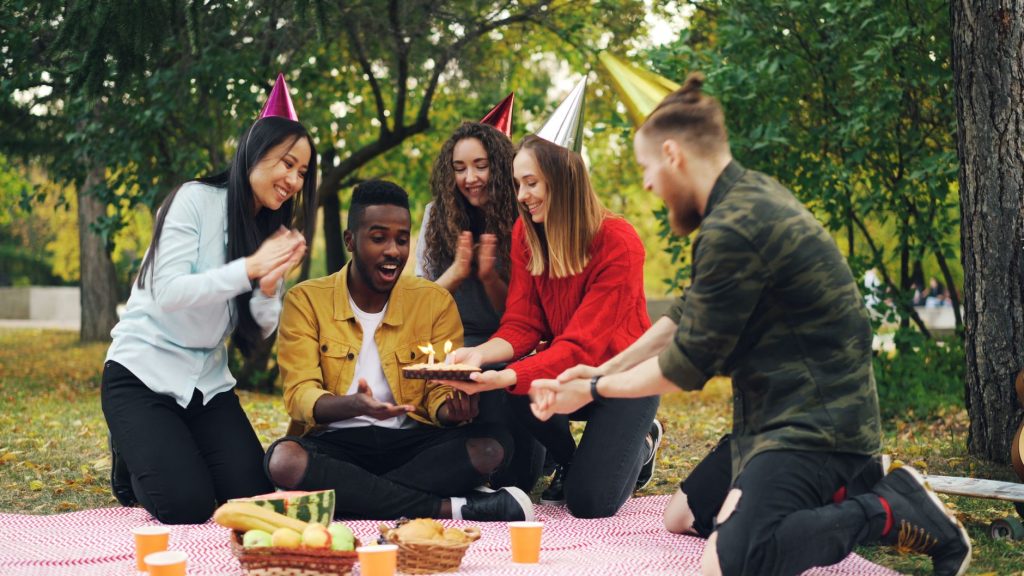 Groupe d'amis qui fête un événement en extérieur