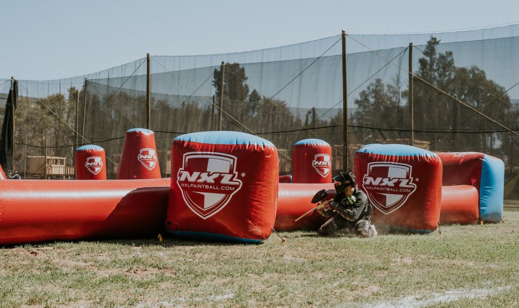Joueur de paintball en action pendant une partie