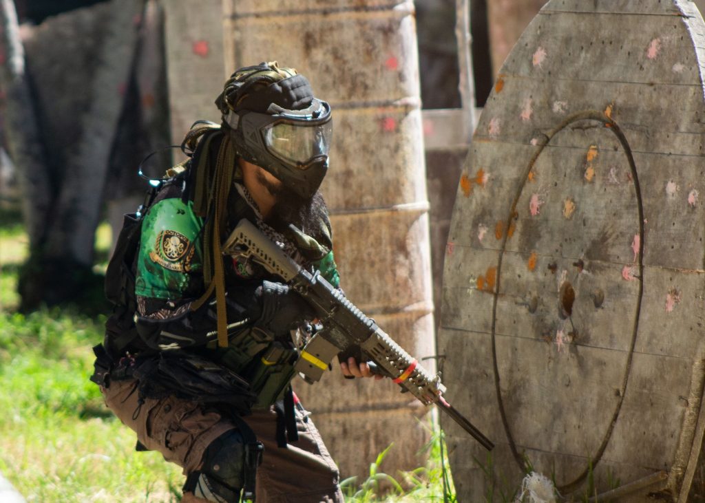 Joueur de paintball équipé, prêt à entrer en jeu