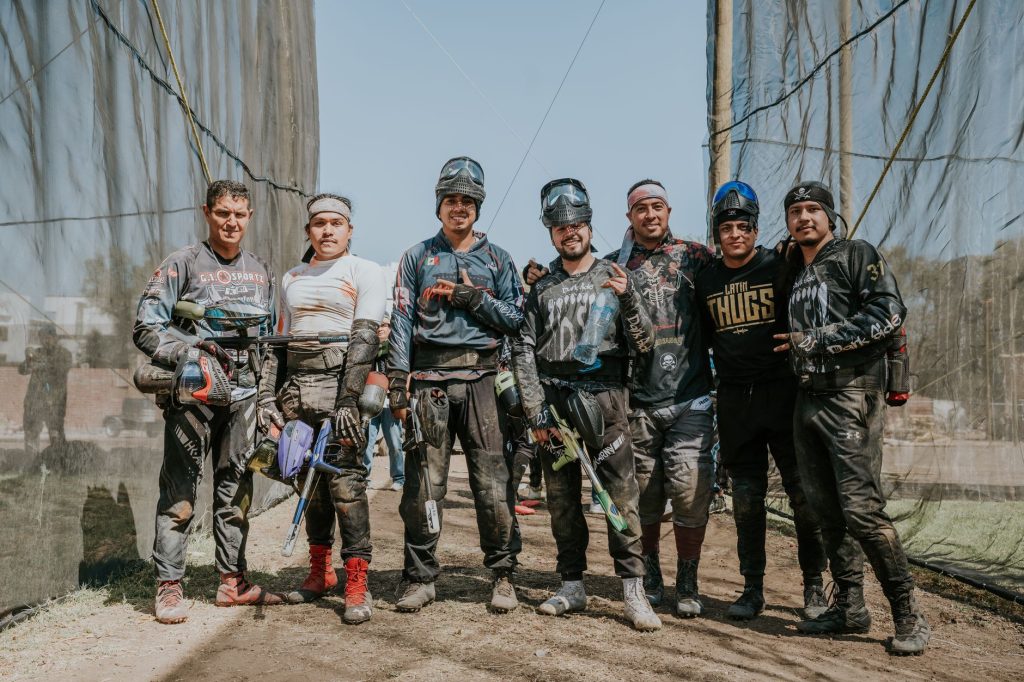 Groupe d'amis équipés pour une partie de paintball