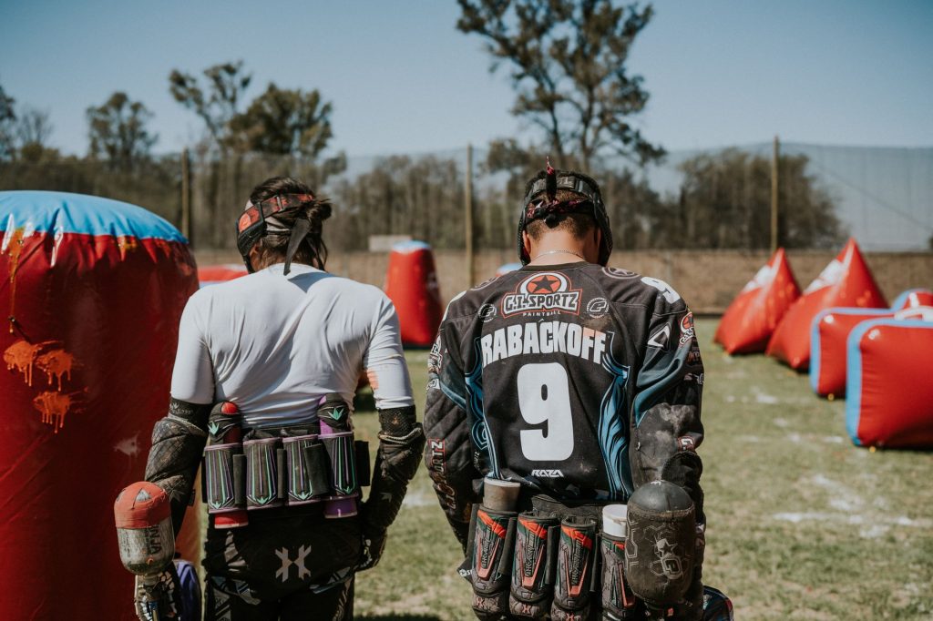 Deux joueurs en action sur un terrain de paintball