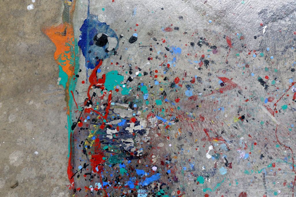 Éclaboussures de billes de peinture sur un mur