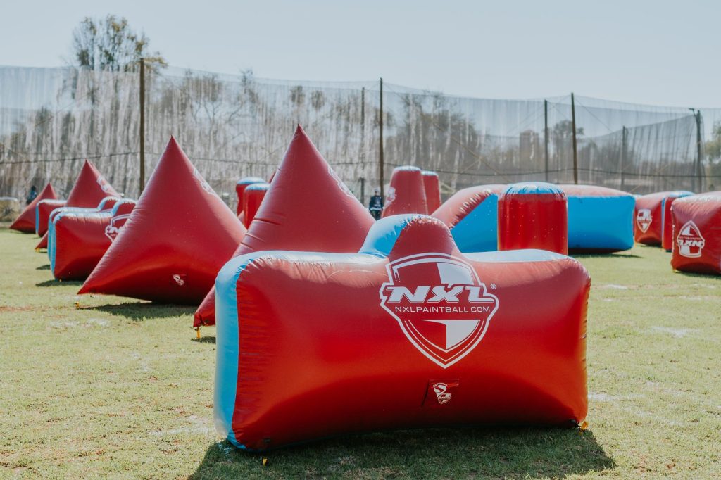 Terrain de paintball avec obstacles gonflables rouges et bleus