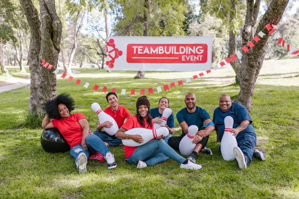 Groupe en pleine activité de team building en plein air