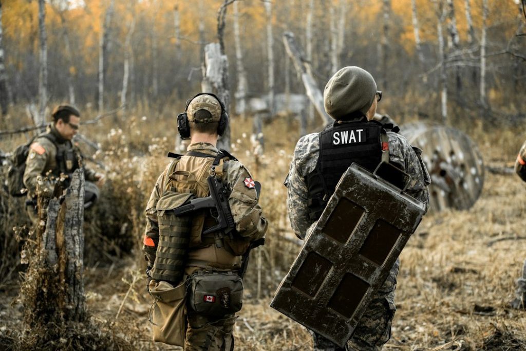 Joueur de paintball en masque et protections