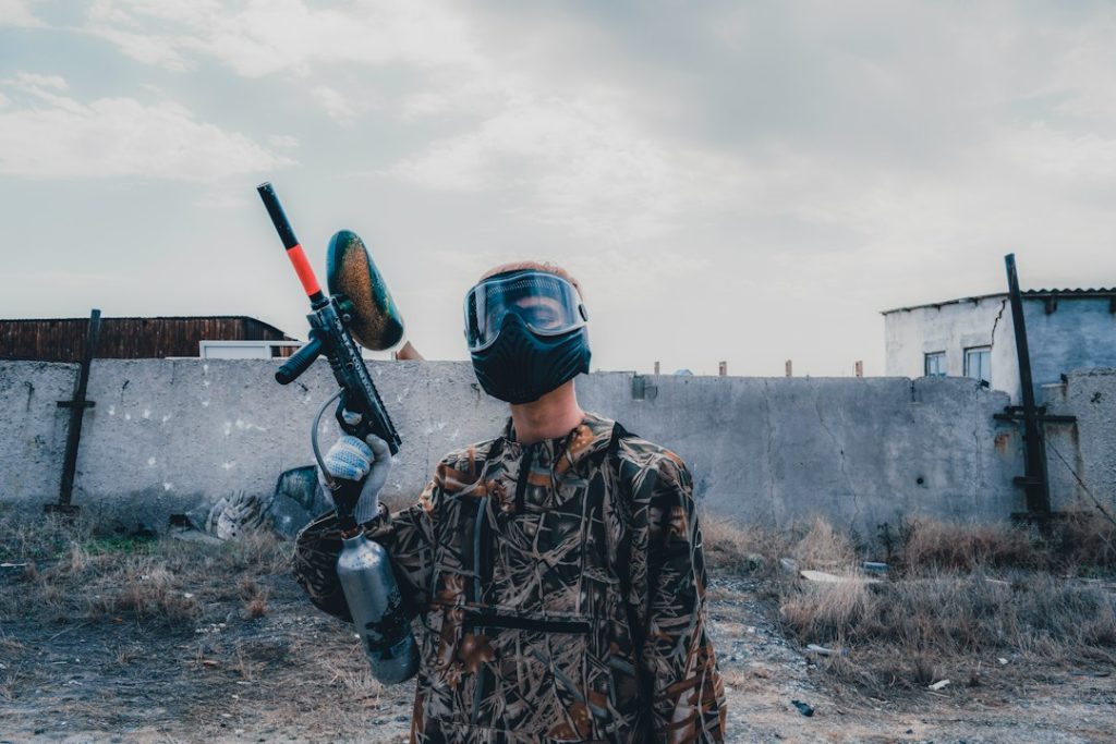 Joueur de paintball masqué pendant une partie