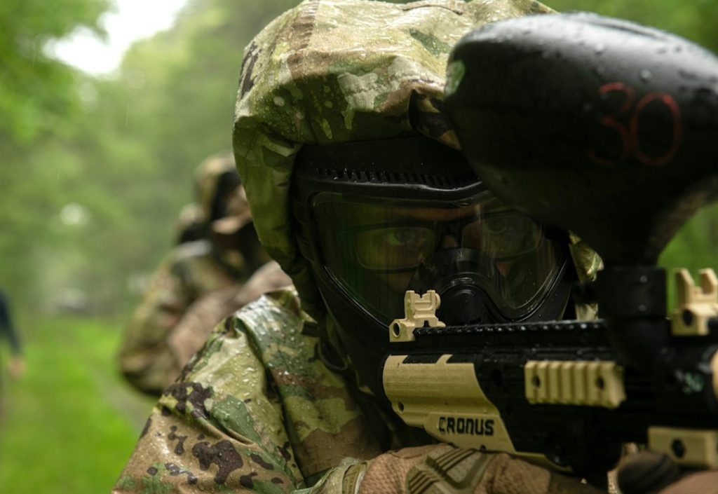 Joueur de paintball masqué, lanceur en main