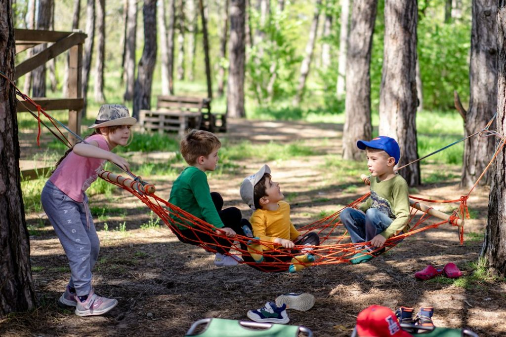 Enfants dans un parc d'aventure